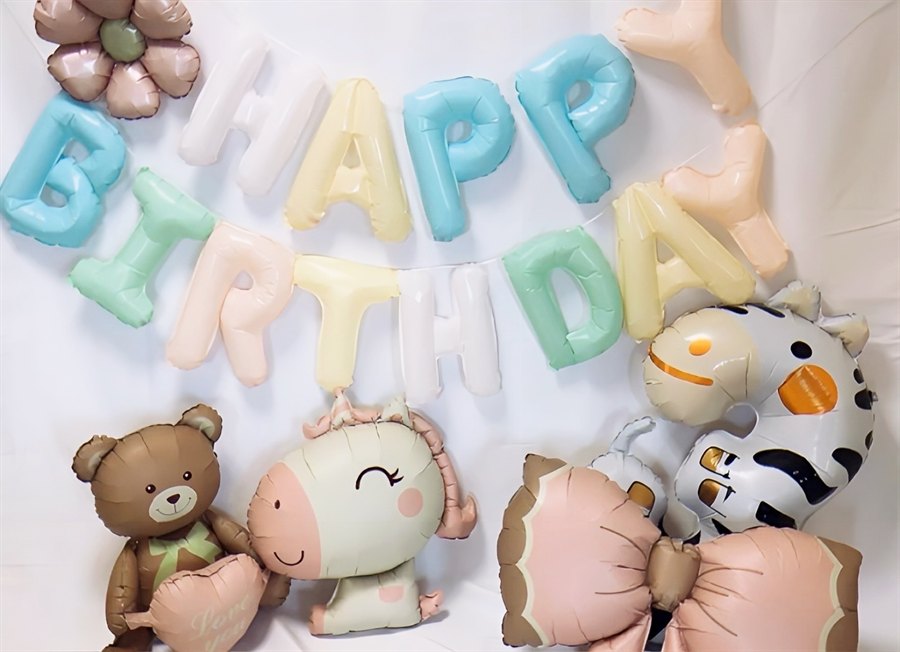 アンパンマン バルーンセット動物verの誕生日飾り付け実例。特大クマやヒツジ・シマウマの動物バルーンとパステルの文字バルーン