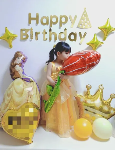 ベルのバルーンとゴールドの誕生日飾り付け
