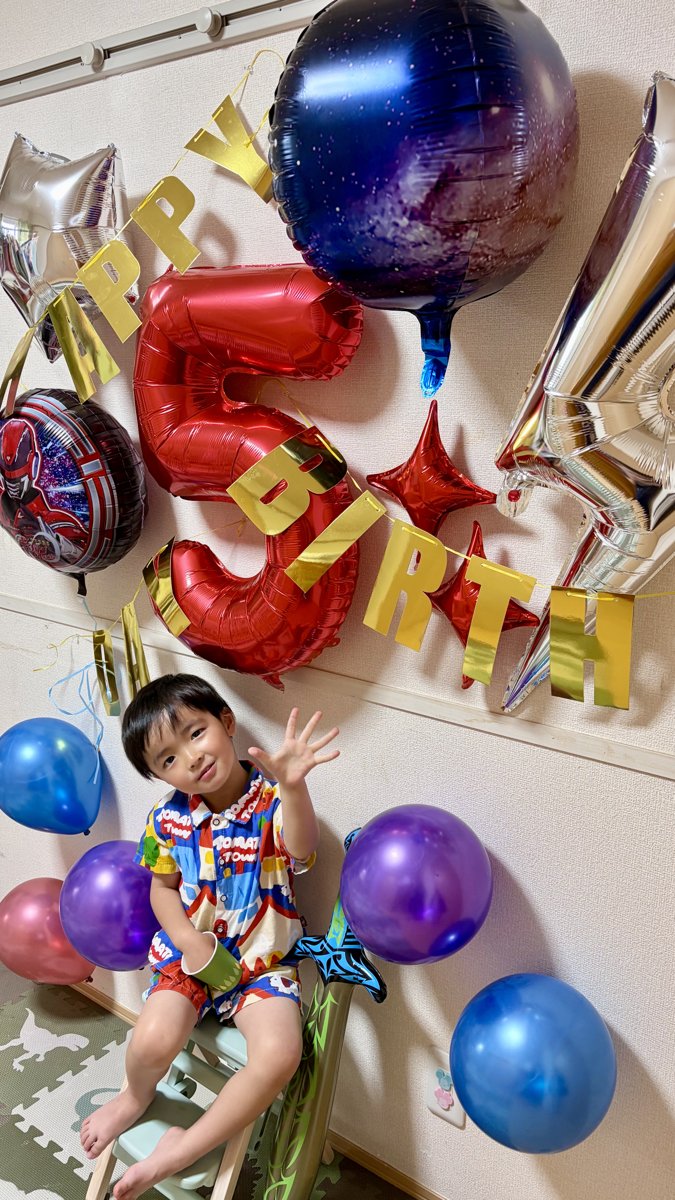 ギャバン バルーンの飾り付けと笑顔のお子さま
