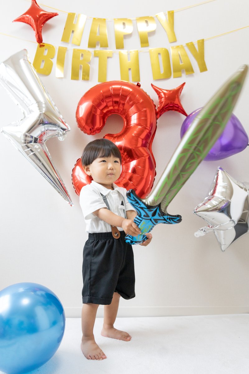 超宇宙刑事ギャバンのバルーンセットで飾り付けた誕生日。身長ほどある赤い数字3バルーンと、手に持った剣のバルーン
