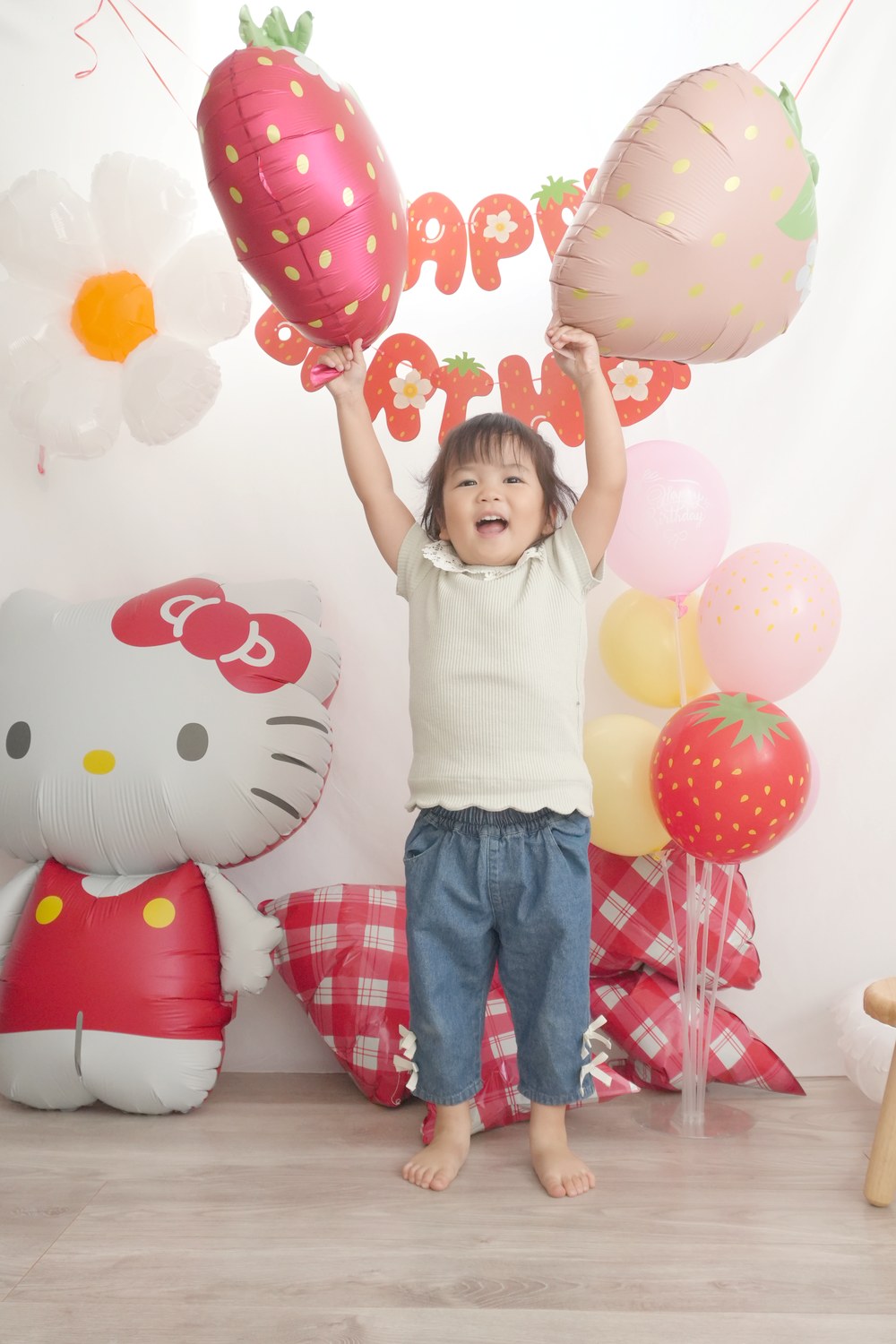 キティといっしょに、いちごづくし。両手にいちごをかかげて大笑い｜n_5_1122さんのいちごキティ飾り付け