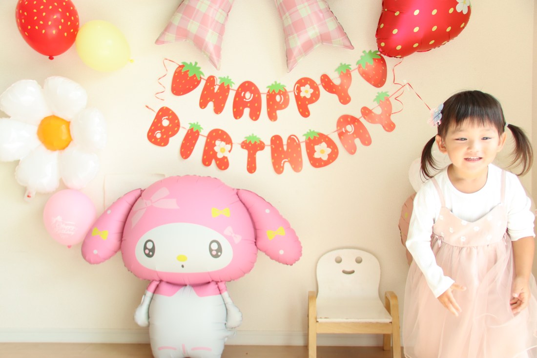 お洋服までマイメロとおそろい。いちごとお花に囲まれて、にっこり｜RIMIさんのいちごマイメロ飾り付け