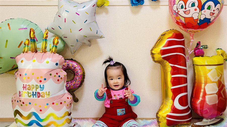 ドキンちゃんとコキンちゃんの公式バルーン・ケーキバルーン・キャンディ柄の数字1で飾った1歳の誕生日実例
