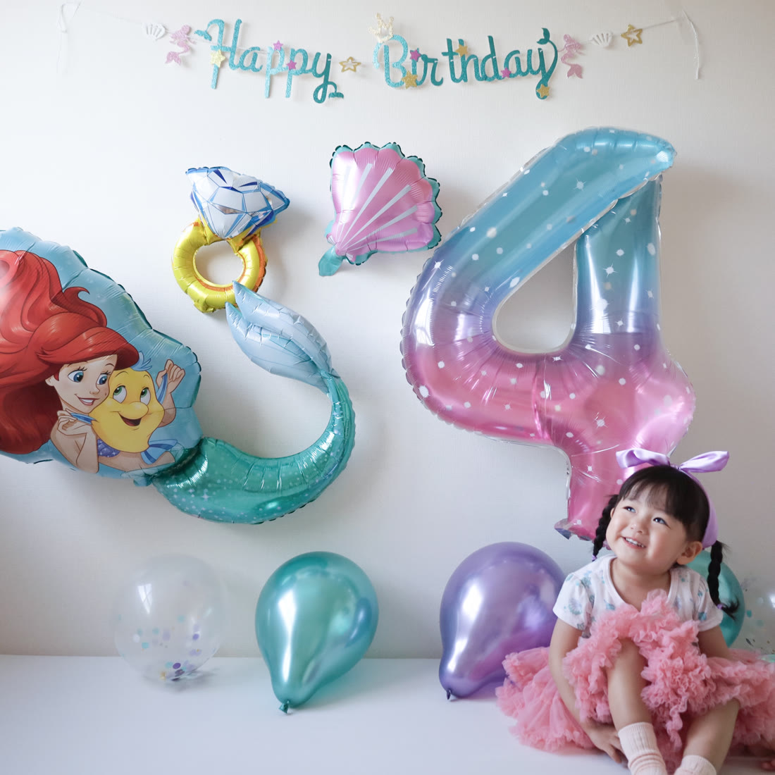 アリエルのバルーンで飾った4歳の誕生日。グラデーションの数字4・人魚の尾・貝殻・指輪バルーンと女の子