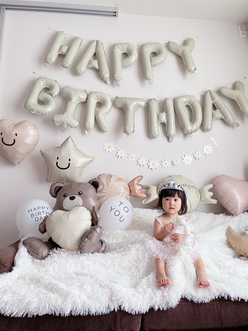 くすみカラーのHAPPY BIRTHDAYとくまのバルーンでナチュラルに飾った誕生日の実例