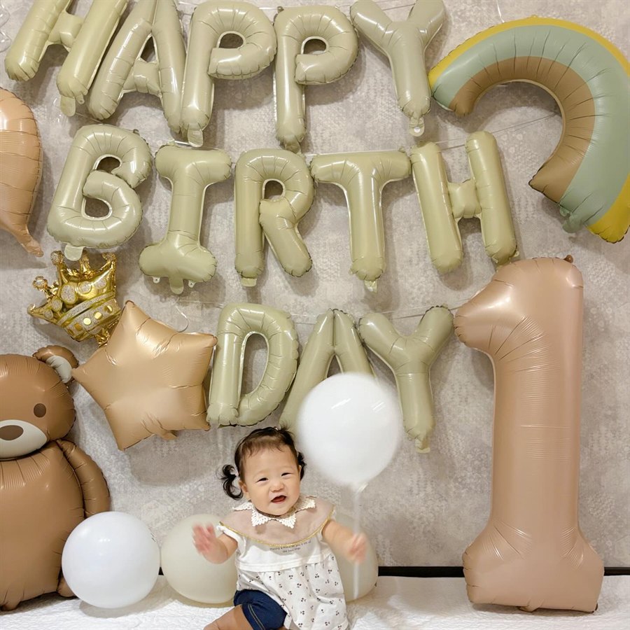 くすみカラーのHAPPY BIRTHDAYバルーンとくまさんで飾った赤ちゃんの記念日の飾り付け