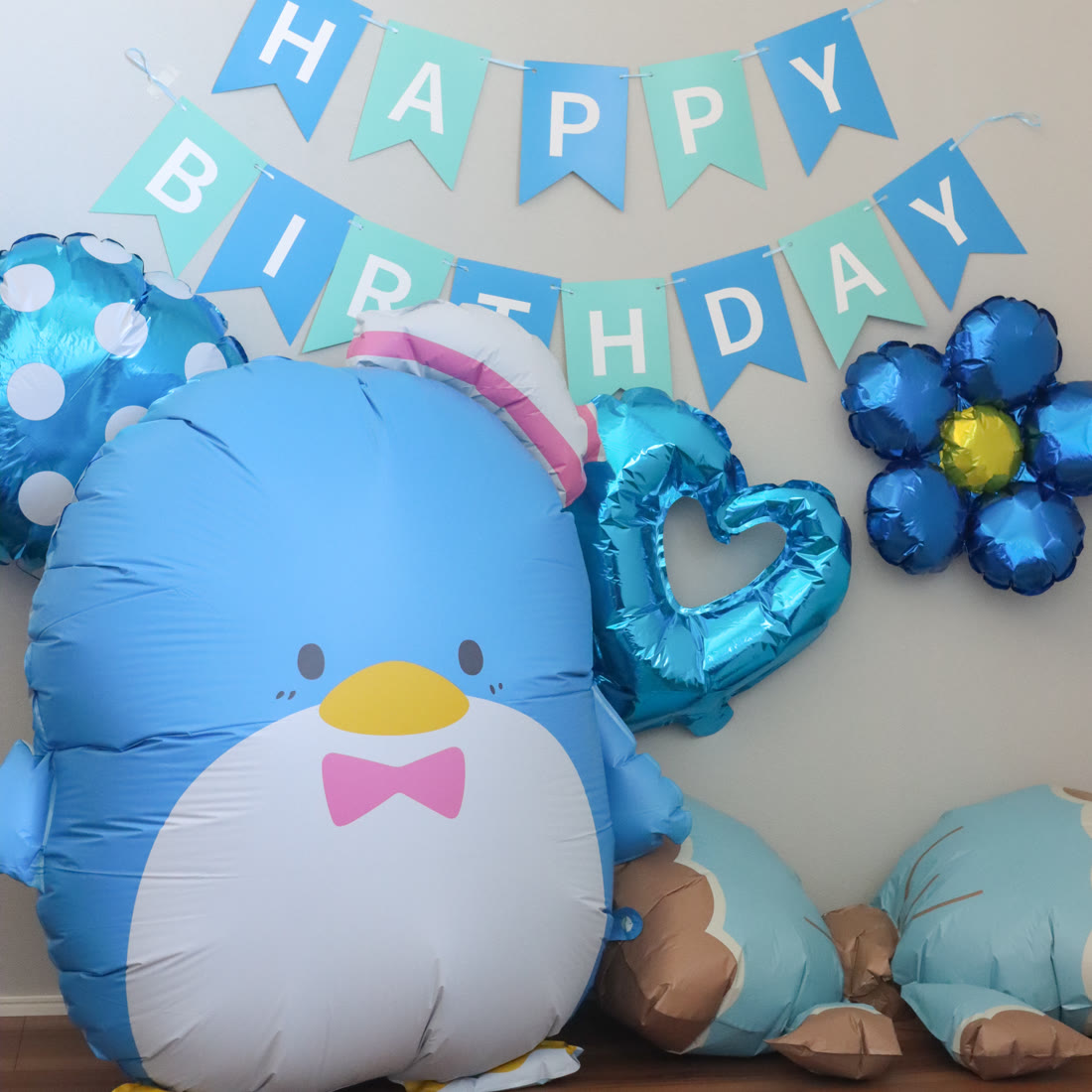 特大タキシードサムバルーンとブルーのハート・お花・キャンディのバルーン、ブルー系のHAPPY BIRTHDAYガーランドを飾ったセット全体