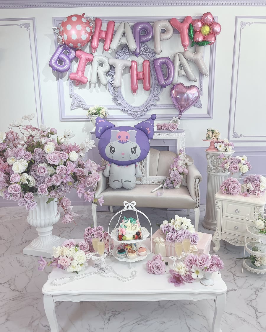 アンティーク調の白い部屋で、ソファに座らせた特大クロミバルーンを花とケーキとHAPPY BIRTHDAYバルーンで囲んだ、大人の生誕祭の祭壇の実例