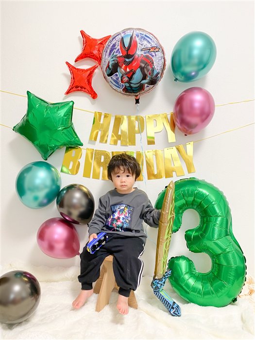 仮面ライダーのバルーンとグリーンの数字3で飾った男の子のバースデーフォト