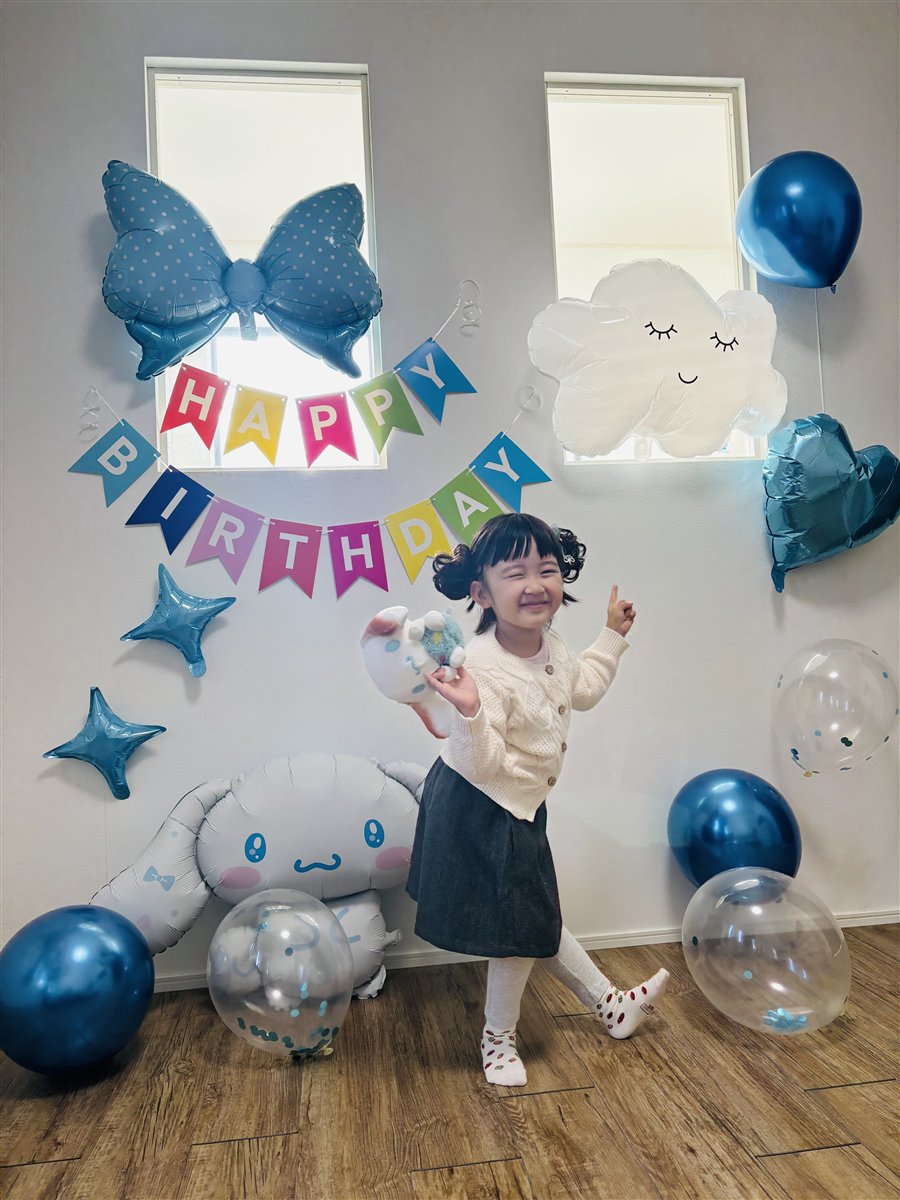 シナモロール バルーンセットの誕生日飾り付け実例。特大シナモロールと雲・ブルーの風船