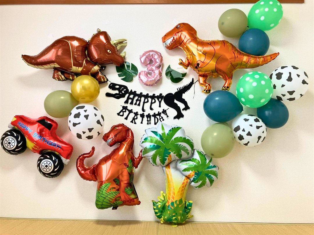 恐竜バルーンセットで飾った3歳の誕生日。ティラノサウルス・トリケラトプス・黒い恐竜ガーランド・ヤシの木・数字3バルーンの迫力ある飾り付け実例